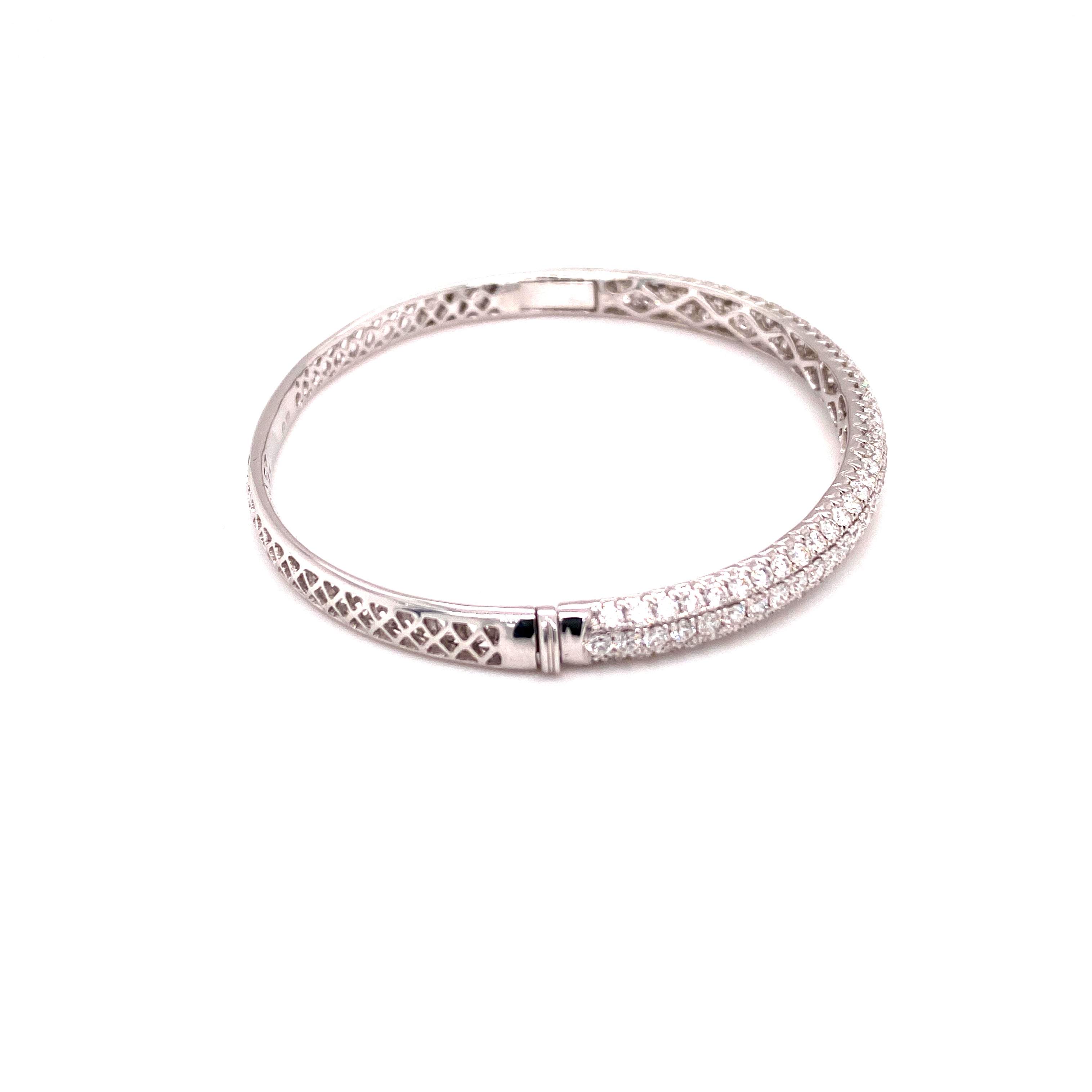 Eve Bangle in 18k white gold with diamonds